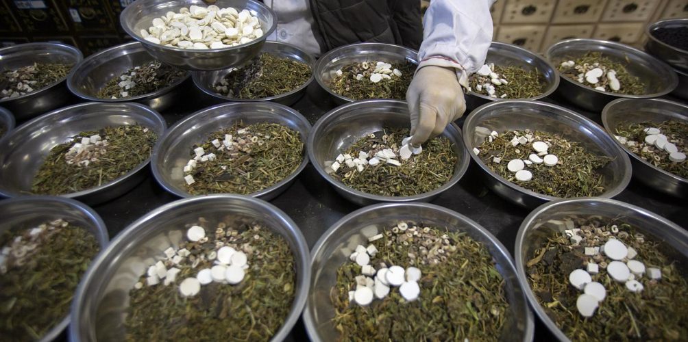 لعلاج كورونا.. منظمة الصحة العالمية تقر بروتوكول « الأدوية العشبية »