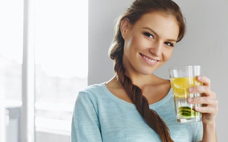 فوائده متعددة.. لهذا ينصح بشرب الماء والليمون على الريق