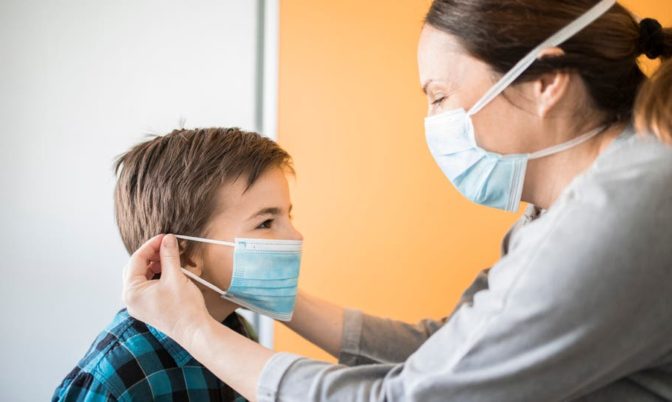 حتى وإن لم تظهر عليهم أعراض.. كورونا يتسلل عبر الأطفال