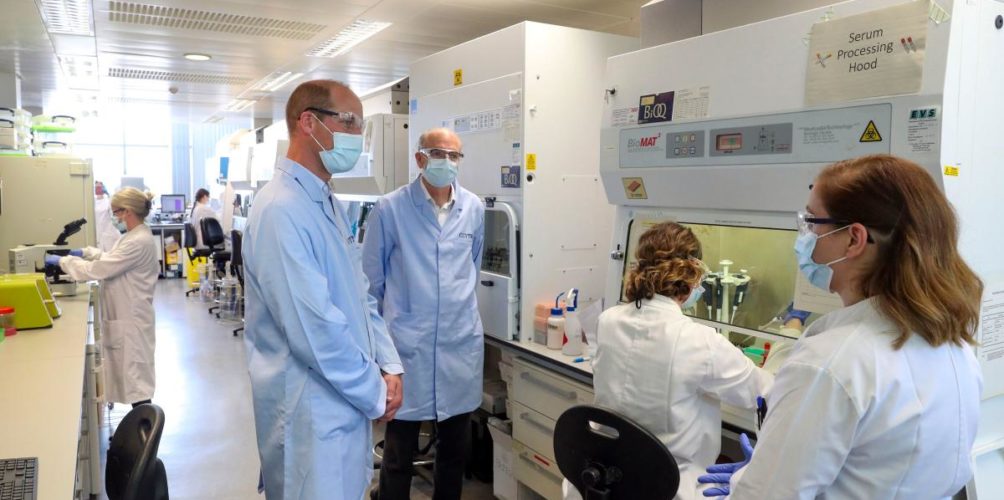 بعد مرض أحد المشاركين.. جامعة أكسفورد تعلق التجارب السريرية للقاح كورونا بعد مرض أحد المشاركين