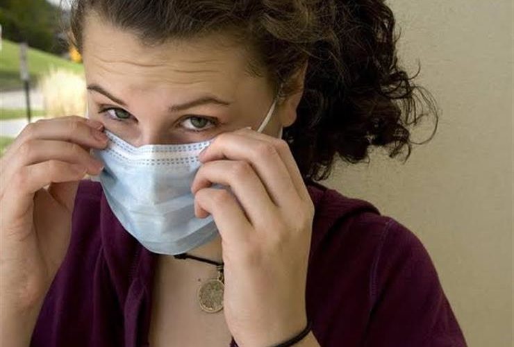 ارتداء الكمامة ورائحة الفم الكريهة.. أخصائي يوضح العلاقة