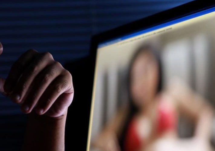 يدعون أنهم شابات لبنانيات ويدعونهم لممارسة الجنس الافتراضي.. شبكات الابتزاز الجنسي تطيح بمؤثرين