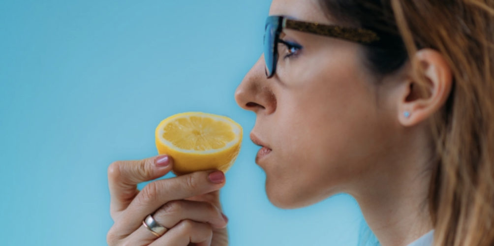 لتعرف إذا كنت مصابا بكورونا.. طبيب ينصح بتجربة هذه الطريقة