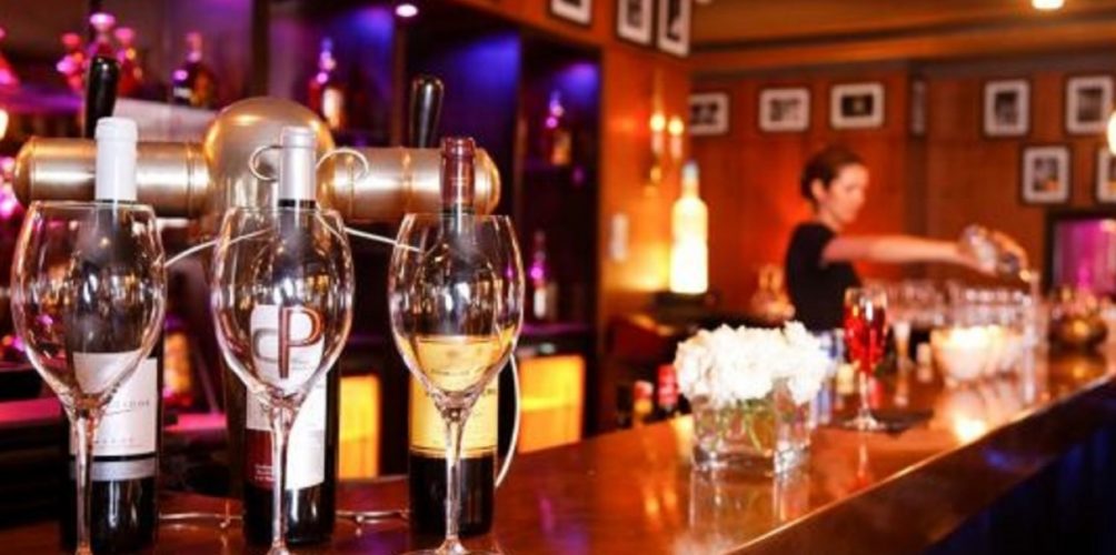 للسماح لهن بالعمل في حانات ومطاعم وفنادق في طنجة.. اشتراط « ورقة البوليس » على النساء وموافقة الزوج أو الولي