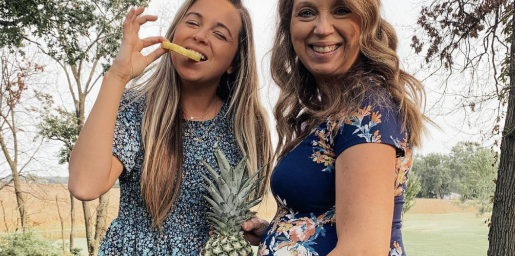 حققت حلم ابنتها في أن تصبح أما.. قصة مثيرة لجدة تنجب حفيدتها (صور)