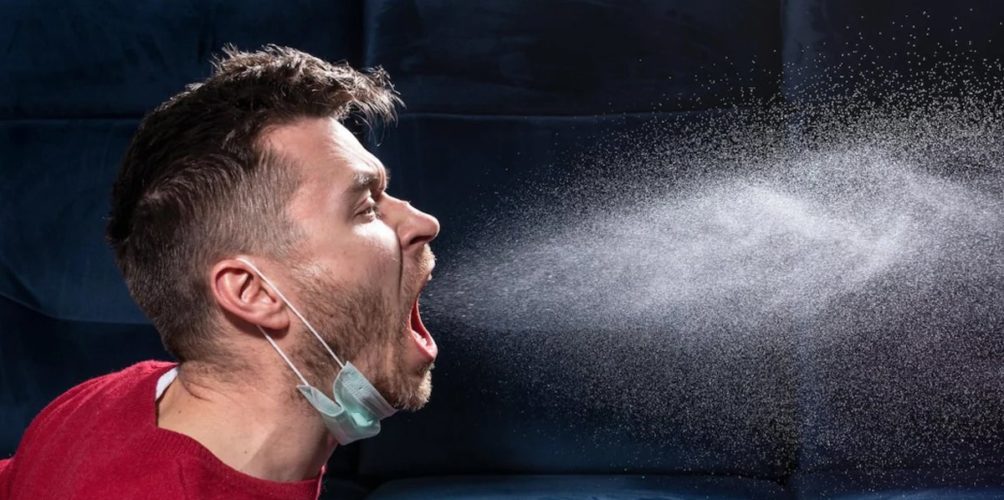 خبراء: كورونا الذي يخرج مع رذاذ المصابين يمكن أن يظل معديا وينتقل عبر الأسطح لعدة أيام