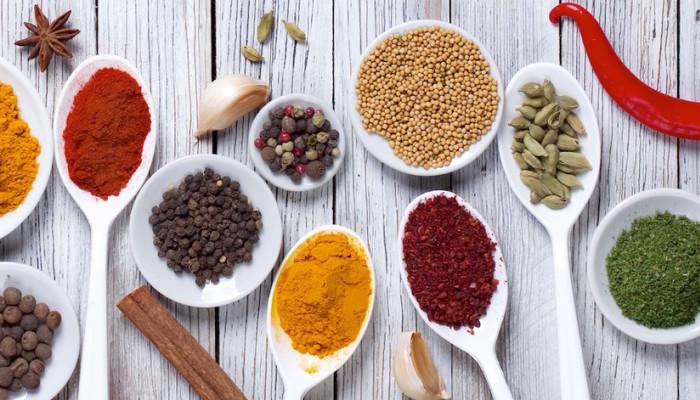 تقي وتعالج أمراض الشتاء.. أخصائية تنصح بتناول التوابل