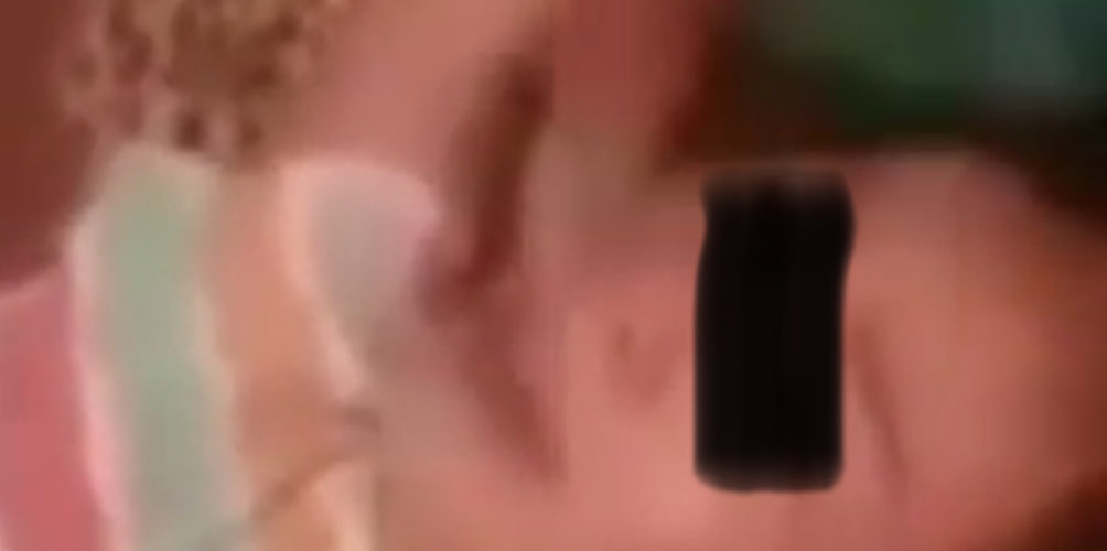 ضربتها بطريقة وحشية.. غضب على مواقع التواصل الاجتماعي بسبب فيديو لأم تعنف طفلتها