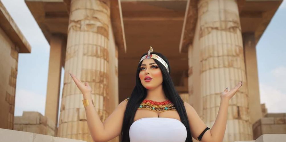 بسبب إطلالتها المثيرة بالزي الفرعوني.. موديل مصرية تثير الجدل (صور)