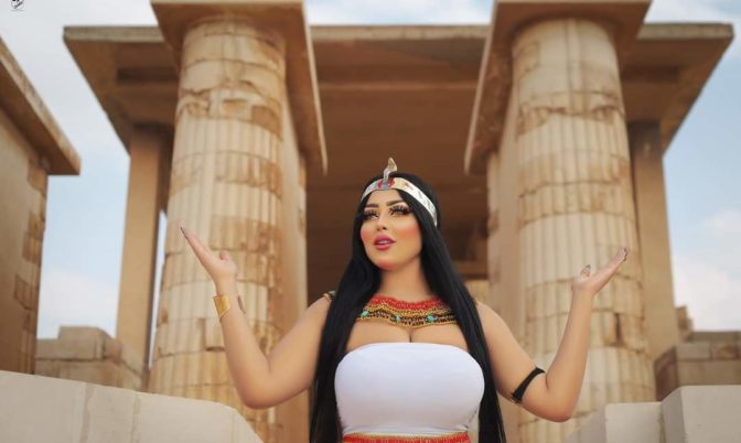 بسبب إطلالتها المثيرة بالزي الفرعوني.. موديل مصرية تثير الجدل (صور)