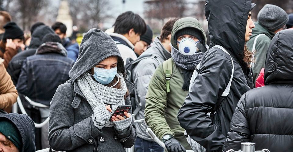 وسط التجمعات.. هكذا ينتشر كورونا