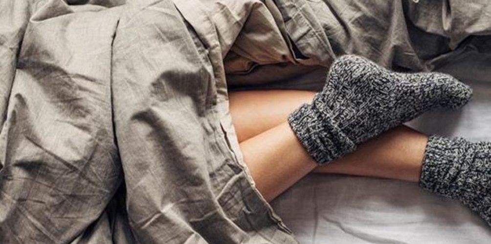 متى يكون ارتداء الجوارب خلال النوم في الشتاء مضرا بالصحة؟