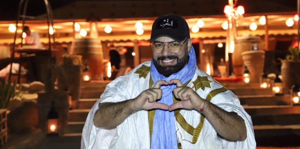 بإيقاعات صحراوية.. محمد رضى يغني للصحراء المغربية (فيديو)