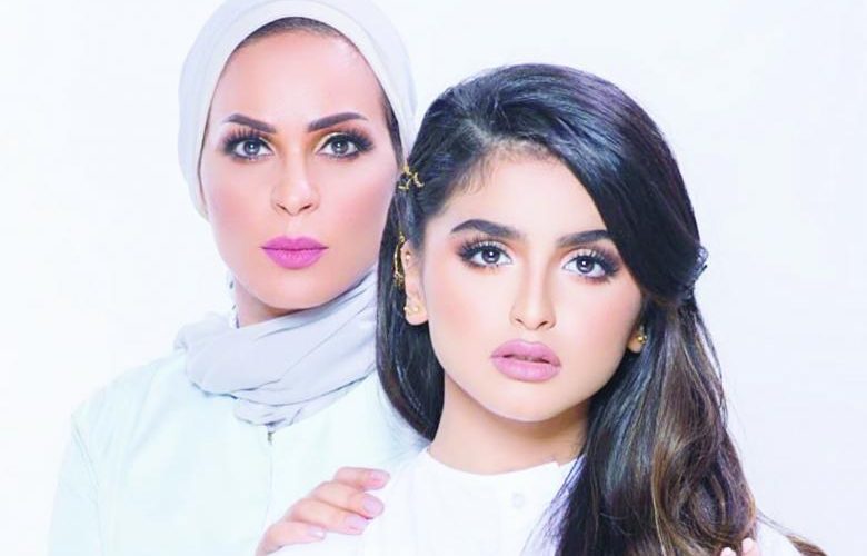 بعدما رفعت ابنتها حلا الترك دعوى قضائية ضدها.. تسريب مقطع صوتي صادم لمنى السابر (فيديو)