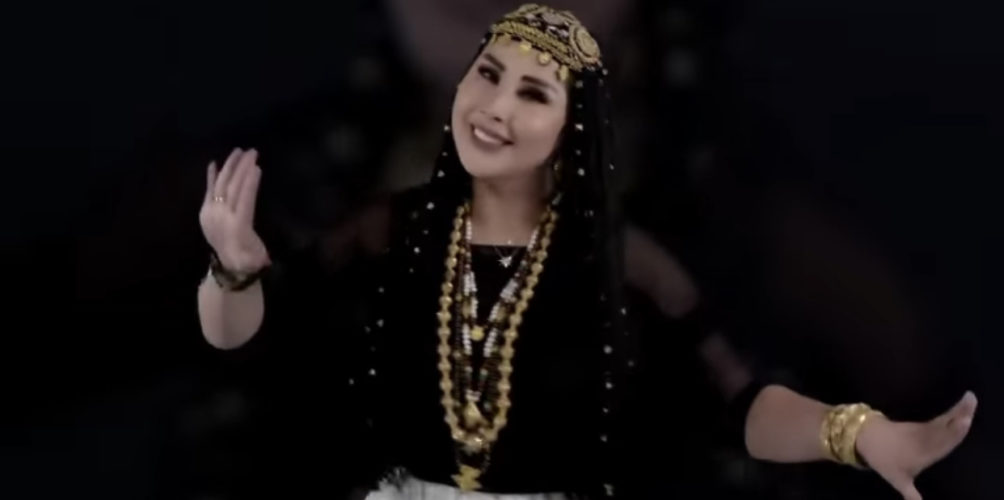 &laquo;&nbsp;سكي زين&nbsp;&raquo;.. سعيدة شرف تتغنى بجمال المناطق الصحراوية في جديدها الفني (فيديو)