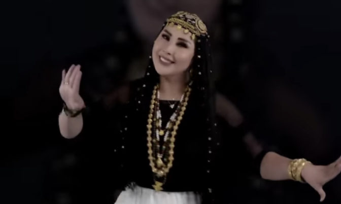 « سكي زين ».. سعيدة شرف تتغنى بجمال المناطق الصحراوية في جديدها الفني (فيديو)