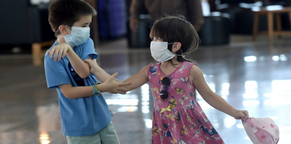 هل سلالة كورونا الجديدة معدية للأطفال؟ علماء يجيبون