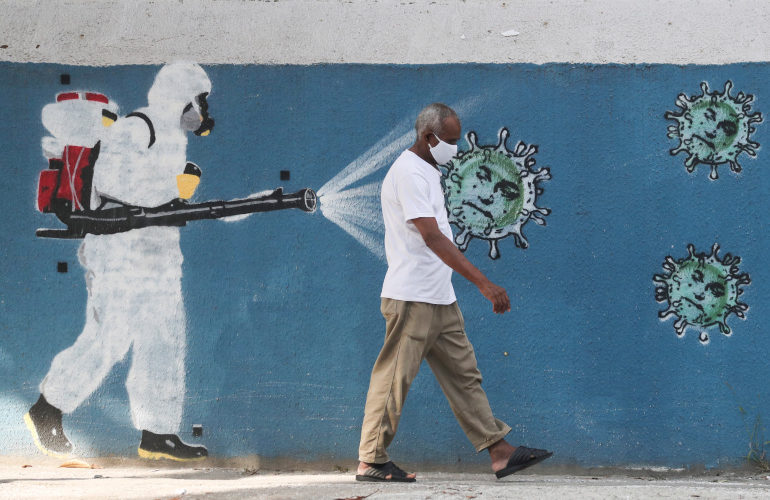 يرافق المصاب كذيله.. كورونا يمتد لمسافة 5 أمتار