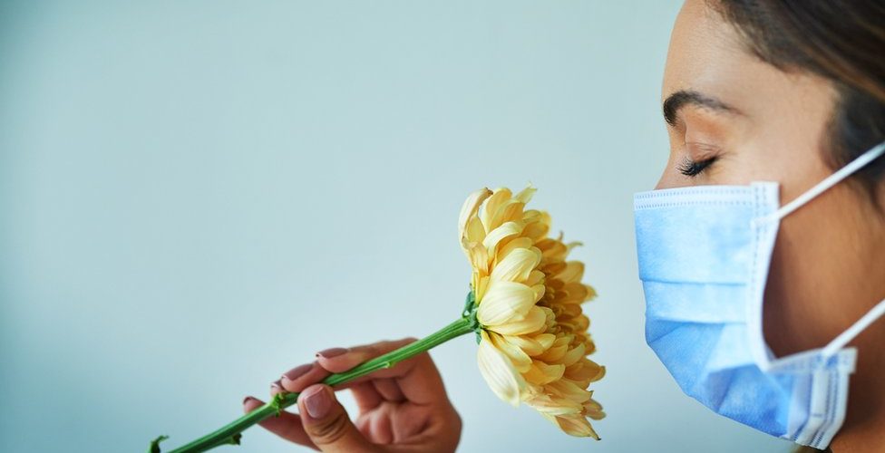 متى يستعيد المصابون بكورونا حاسة الشم؟ علماء يجيبون