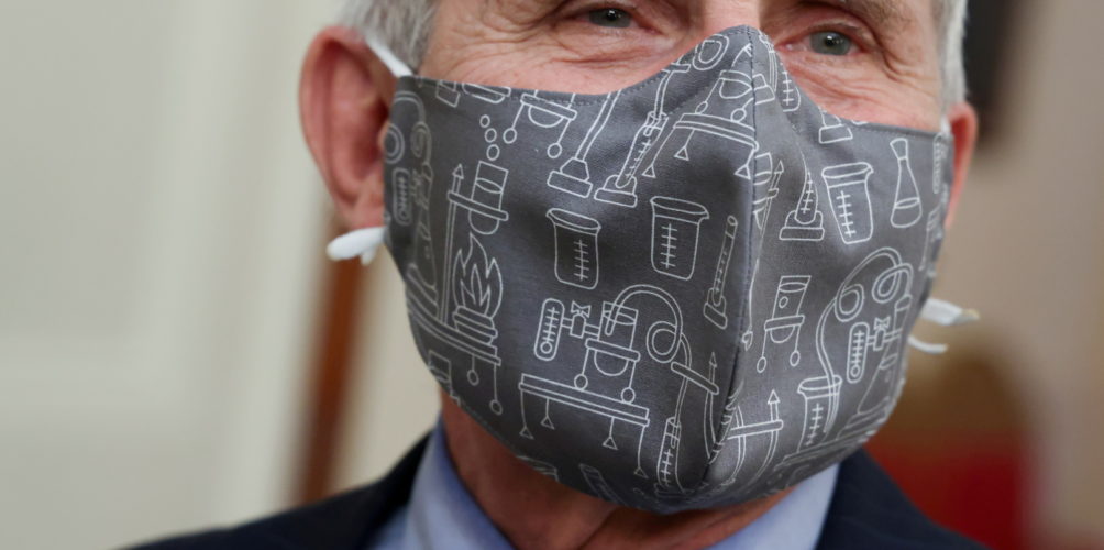 خبير أمريكي: ارتداء كمامتين قد يكون أكثر فعالية لوقف انتشار كورونا