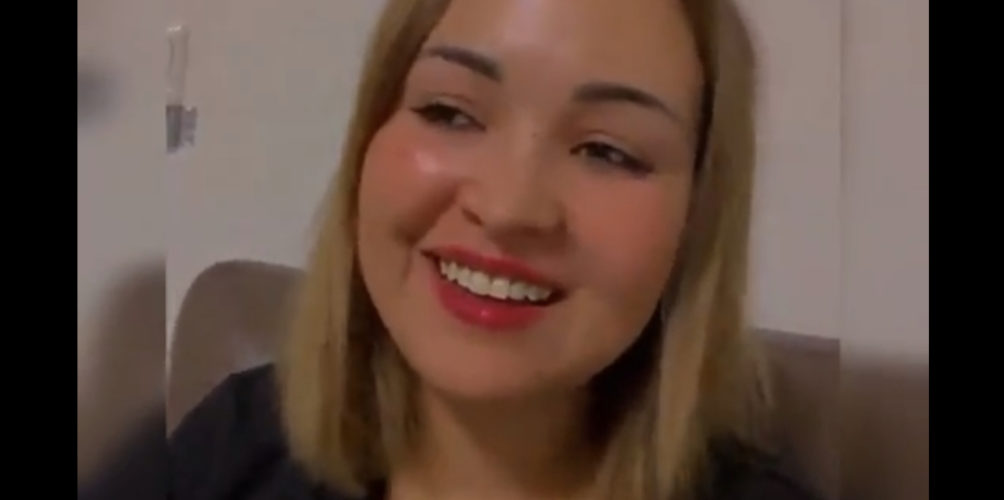 بعد أسابيع من العلاج في مستشفى في ألمانيا.. إكرام پيلانوفا تعود إلى منزلها وتلتقي بطفليها (فيديو)