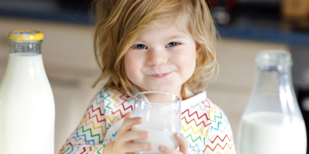 خبراء صحيون: الحساسية من حليب البقر هي السبب الأكثر شيوعا لردود الفعل التحسسية القاتلة لدى الأطفال