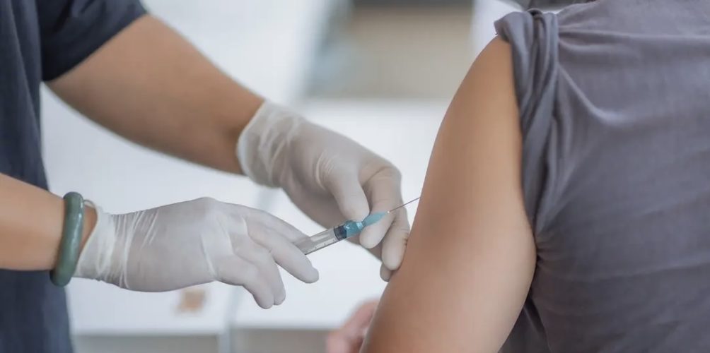 خبير مغربي: اللقاحات فعالة وسليمة… والأعراض الجانبية جد عادية ولا تدعو إلى القلق