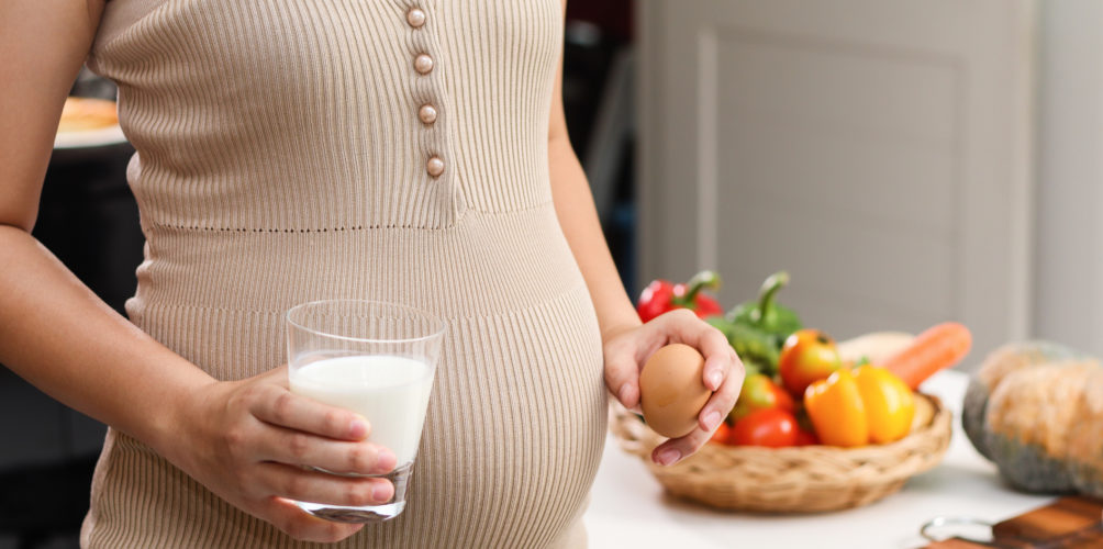 لصحة الحامل والجنين.. أخصائية توصي بتناول هذه المكونات