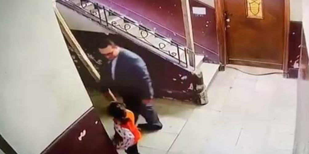 رجل يتحرش بطفلة.. فيديو صادم يثير غضب رواد مواقع التواصل الاجتماعي