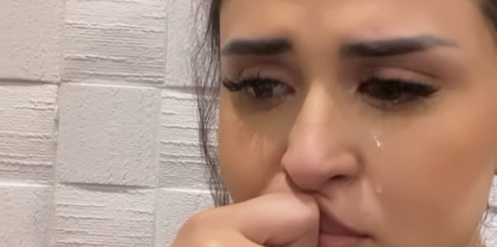 بسبب أغنيتها الجديدة.. سلمى رشيد تبكي (فيديو)