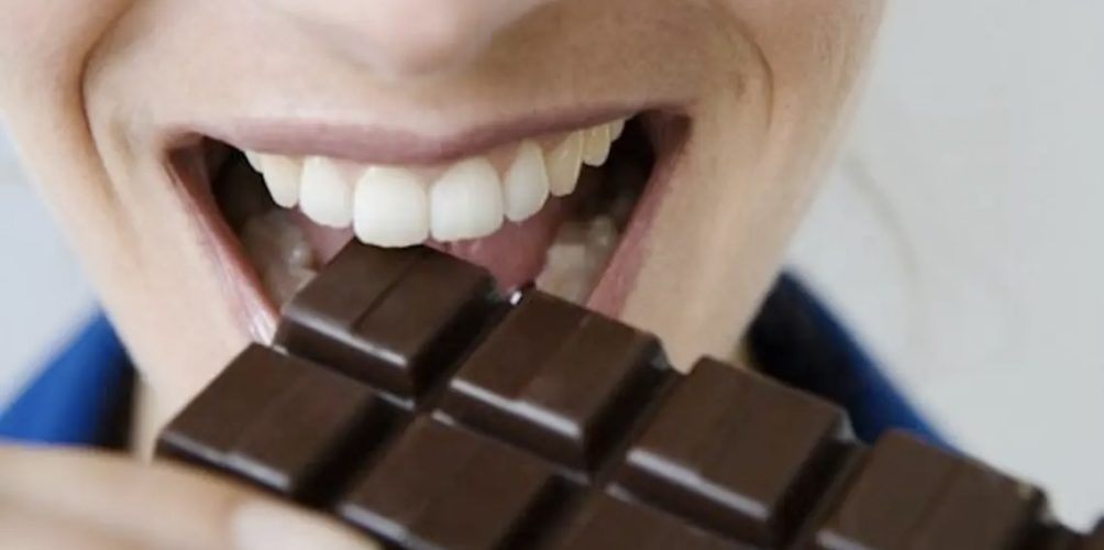 بينها الشوكولاتة الداكنة.. أطعمة تساعد في مقاومة كورونا