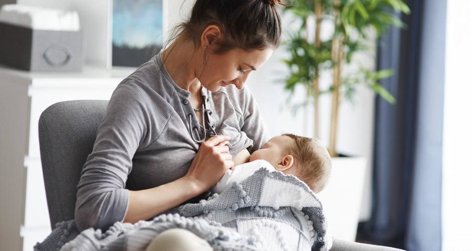 أجريت على 6 نساء.. دراسة تؤكد أن حليب الأمهات المحصنات من كورونا قد يحمي أطفالهن من الفيروس