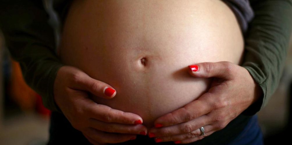 لأول مرة.. اكتشاف إصابة جنين بكورونا في رحم أمه