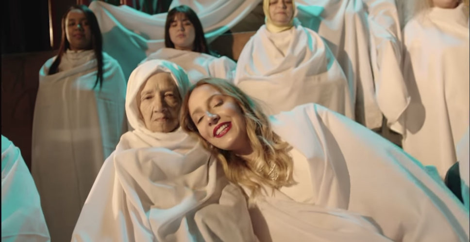 بطريقتها الخاصة.. الكوميدية الجوهري تسلط الضوء على الأحكام المسبقة التي تلاحق المرأة (فيديو)