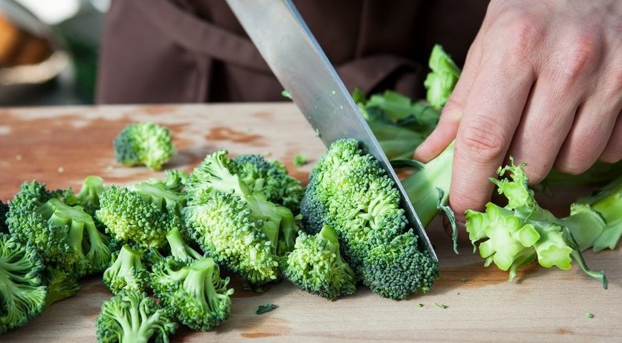 للتخفيف من آلام المفاصل وتقوية القلب.. عليكم بالفواكه الجافة والبروكلي