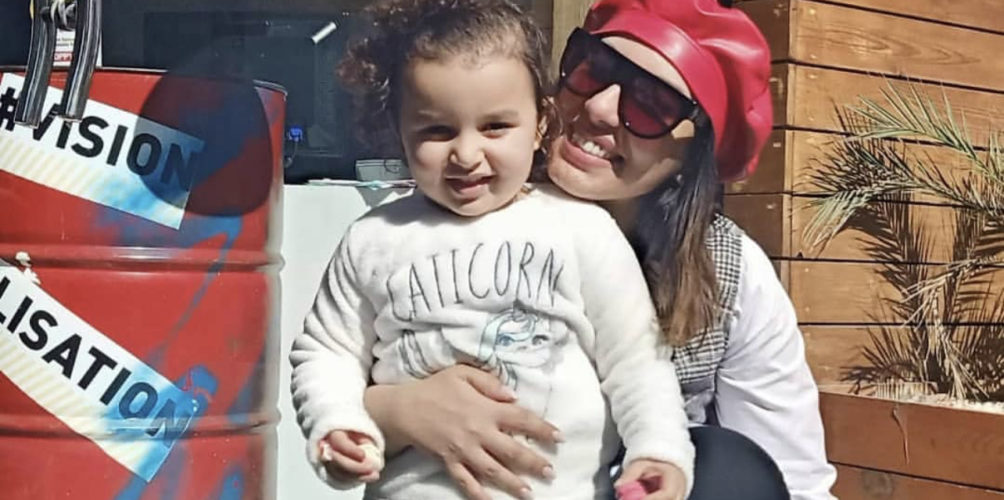 بصرامة.. سحر الصديقي ترد على منتقدي لباس ابنتها (فيديو)