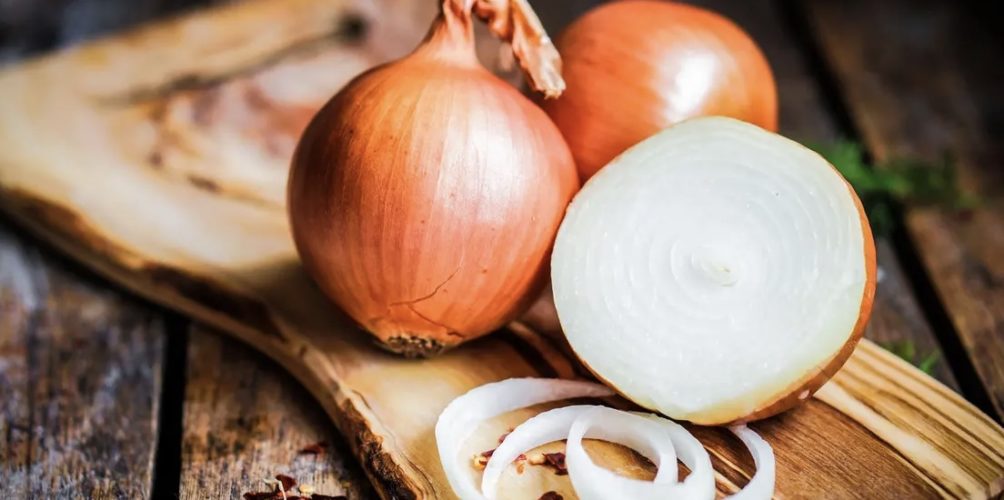 من لا يجب عليه تناول البصل؟ أخصائية تجيب