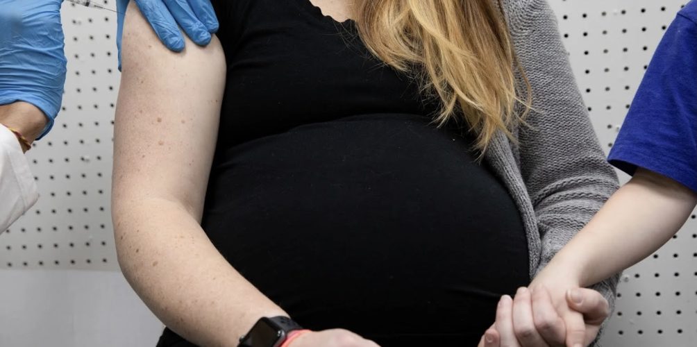 دراسة: اللقاحات آمنة وفعالة للنساء الحوامل والمرضعات وتوفر بعض الحماية لأطفالهن