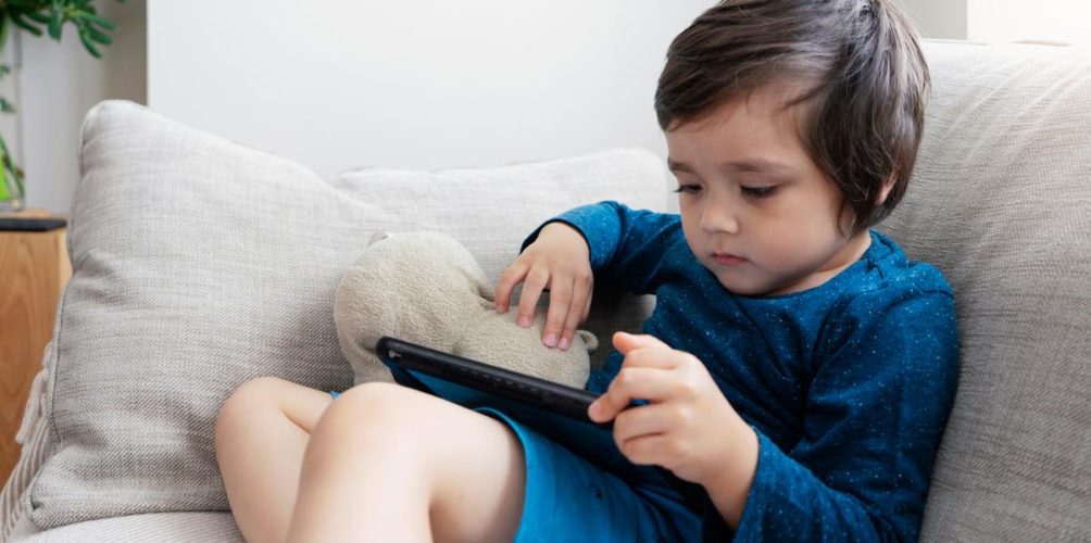 خطورة بالغة.. إدمان الأطفال ألعاب الهاتف يمكن أن يصيبهم بالصرع