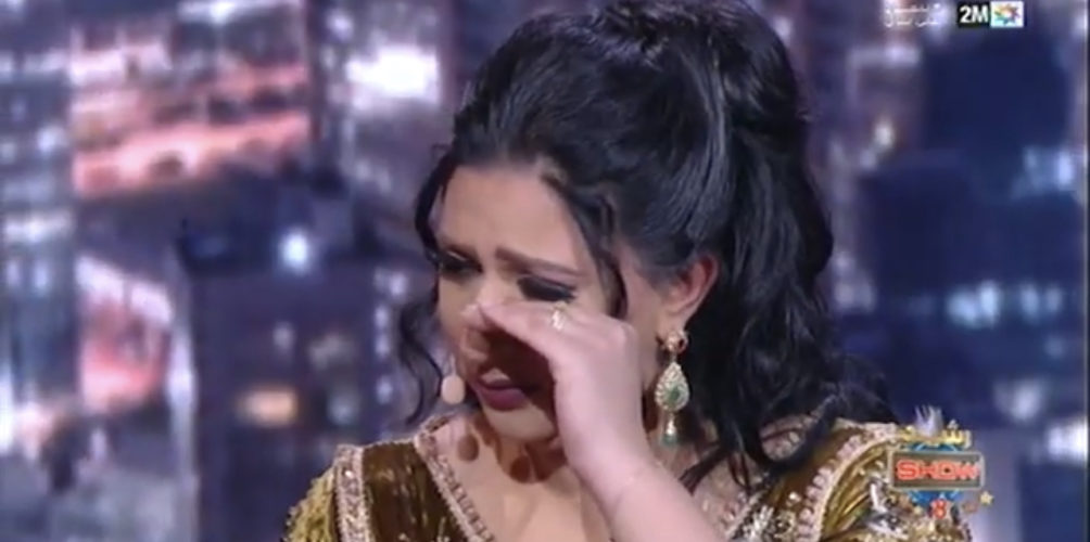 بالدموع وبتأثر كبير.. دنيا بوطازوت تتلقى رسالة رومانسية من زوجها في &laquo;&nbsp;رشيد شو&nbsp;&raquo; (فيديو)