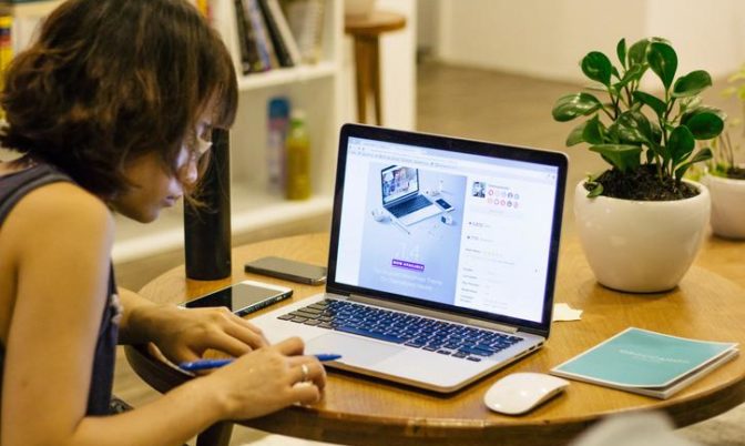 دراسة: التعليم عن بعد يشكل عدة مخاطر على الصحة العقلية للأطفال والآباء