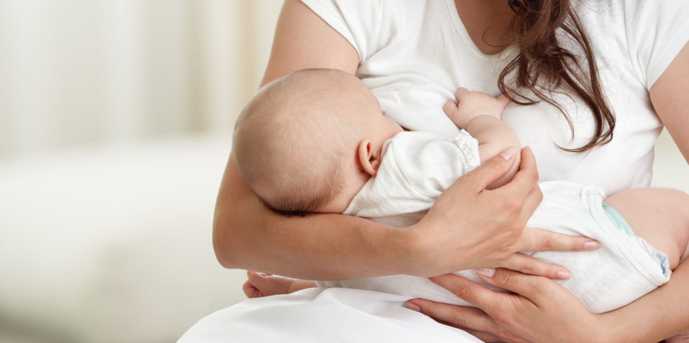 دراسة حديثة تطمئن: يمكن للأمهات المصابات بكورونا إرضاع أطفالهن بأمان