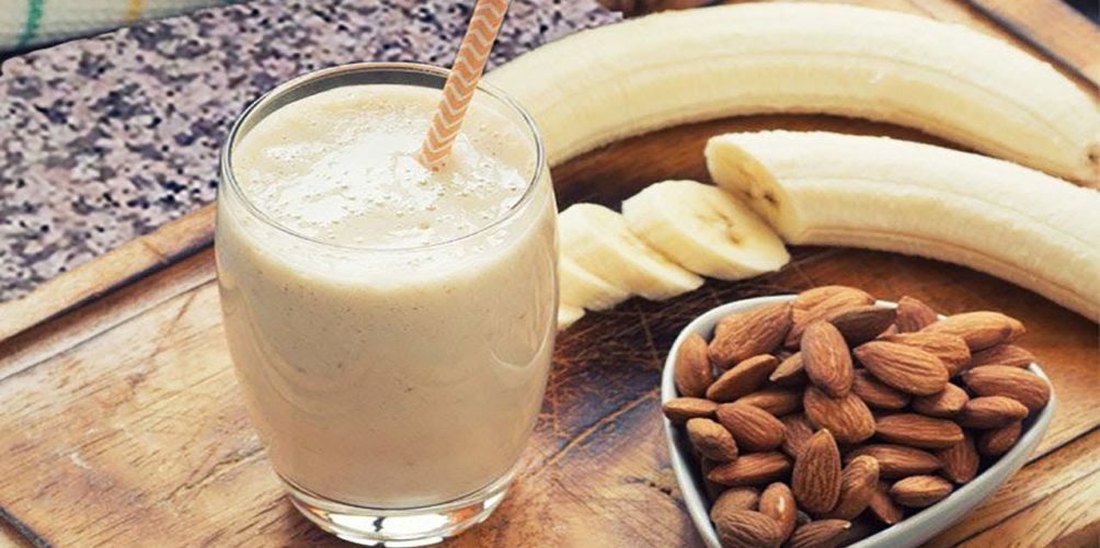 بينها اللوز والموز.. مواد غذائية تحارب الأرق وتغنيكم عن استخدام الحبوب المنومة