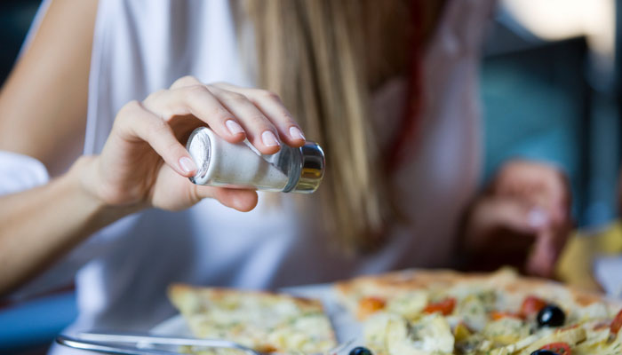 له عدة مخاطر صحية.. أخصائيون ينصحون بالتقليل من الملح