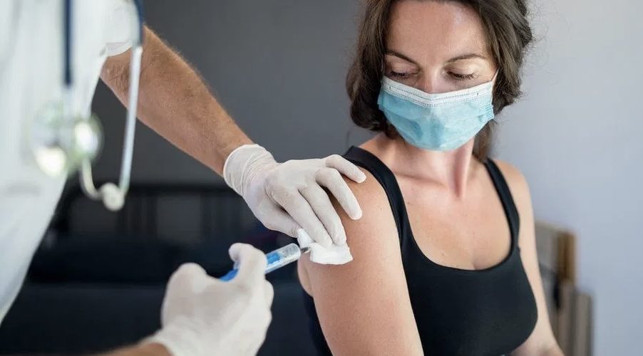 لماذا يتم الحصول على لقاح كورونا على أحد الذراعين وليس في موضع آخر؟ خبراء يجيبون