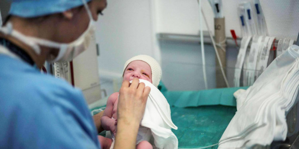 تقرير: العالم في حاجة إلى 900 ألف قابلة إضافية