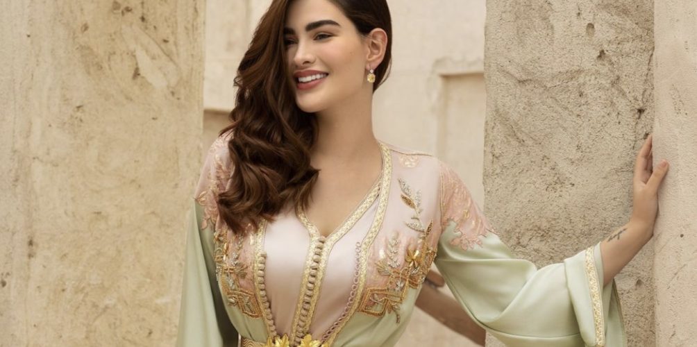 بالدراجة المغربية.. الفاشنيستا الكويتية روان بن حسين تفاجئ متابعيها (صورة)