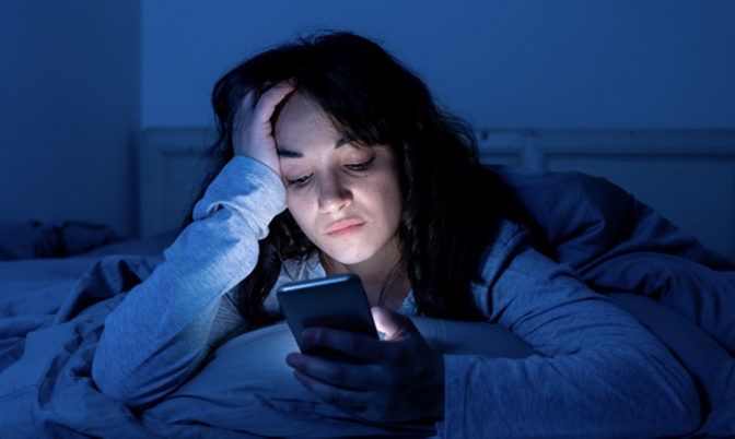 بينها زيادة احتمال التعرض لأزمة قلبية.. أضرار صحية خطيرة ناجمة عن السهر لساعات طويلة