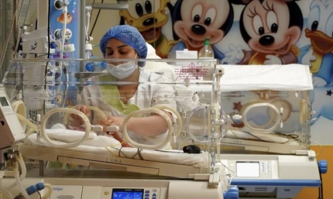 « الأطفال بحاجة إلى زيادة الوزن ».. جديد الوضع الصحي للأم المالية وتوائمها التسعة