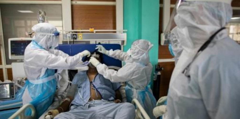 لإنقاذ حياتهم.. أطباء هنود يقتلعون أعين مرضى بكورونا